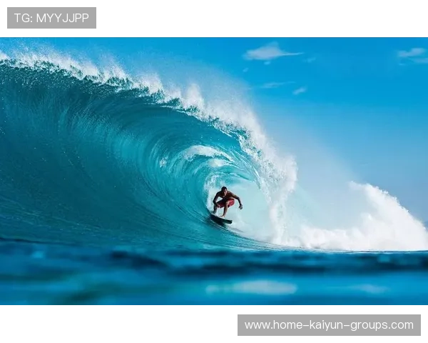 冲浪选手被海浪拍飞十米，爬起继续比赛